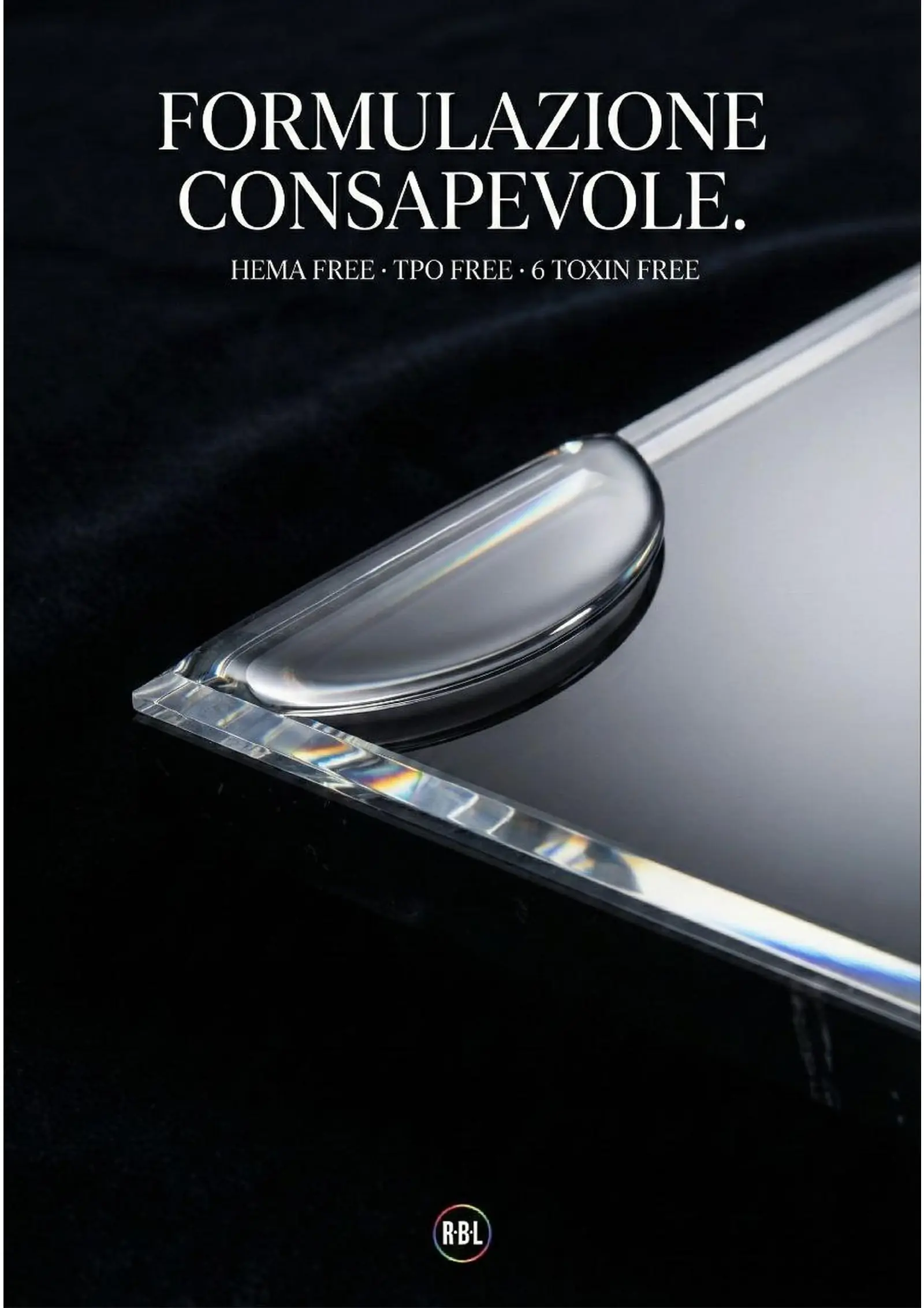Pagina manifesto Formulazione consapevole con macro di una tip trasparente su fondo nero.