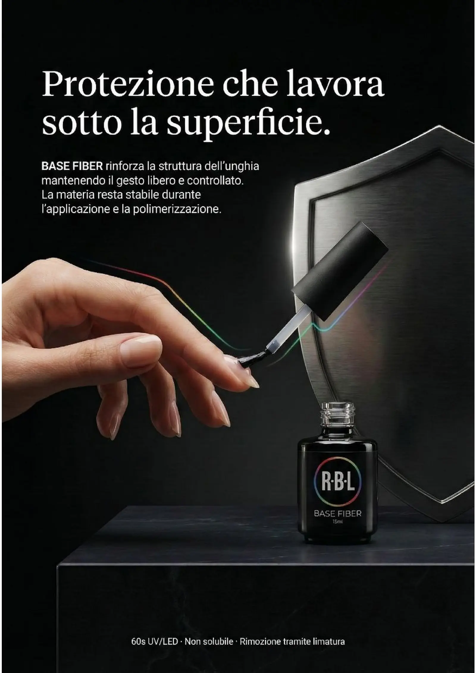 Pagina Base Fiber con mano, pennello applicatore e prodotto su piedistallo nero.