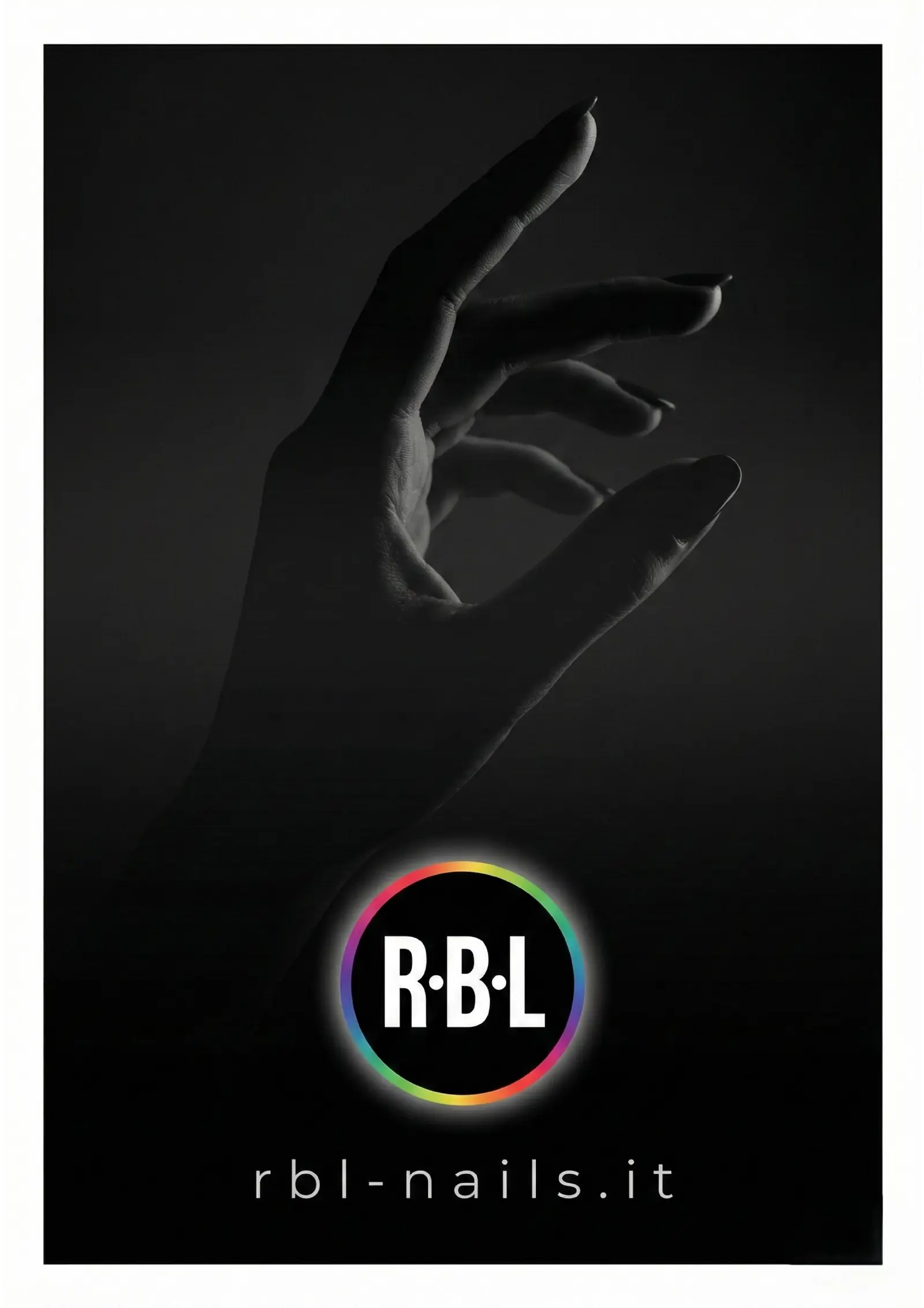 Quarta di copertina R·B·L Nails con mano in ombra, logo circolare e indirizzo web.