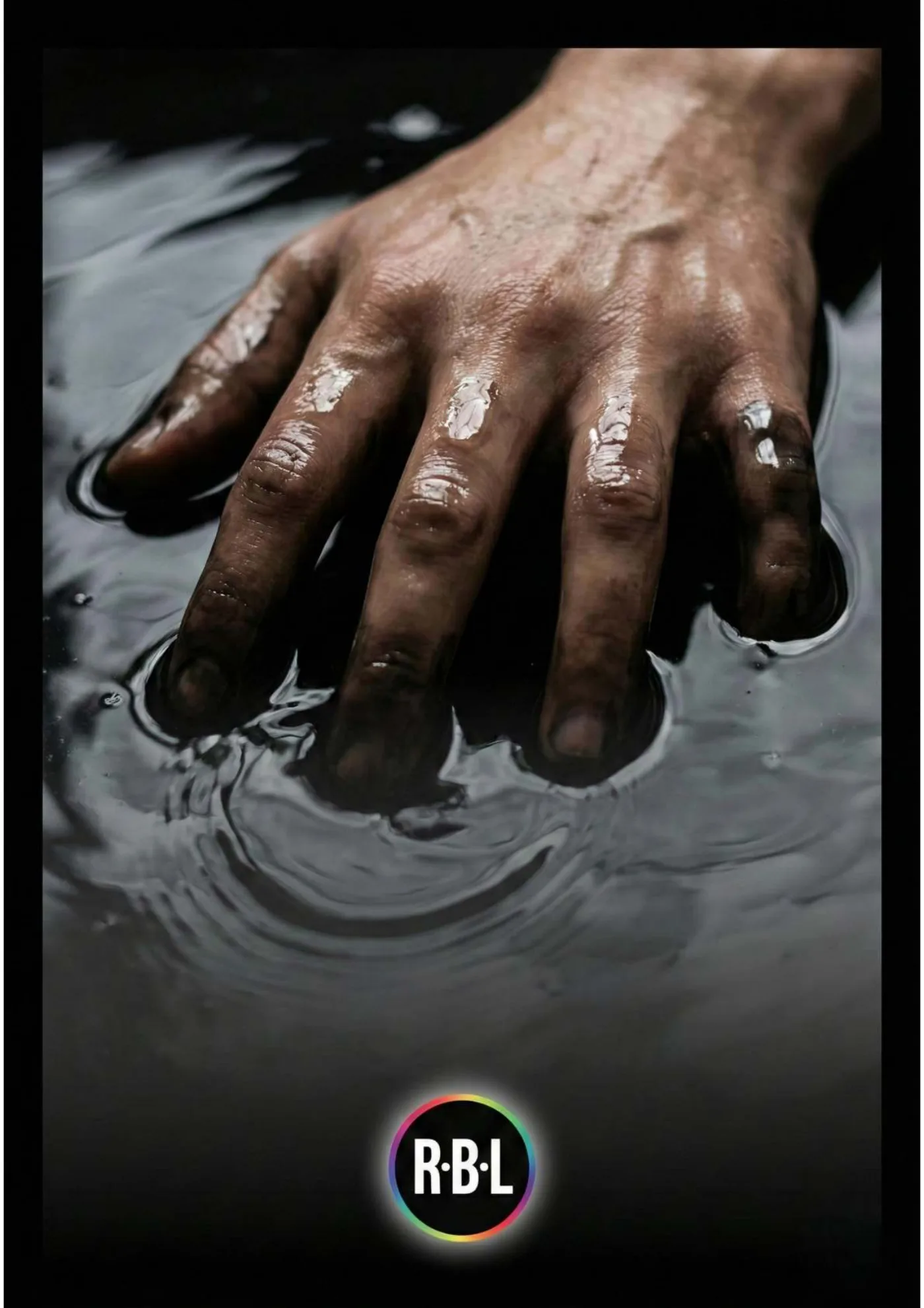 Pagina 3. Una mano con manicure scura entra in contatto con una superficie materica. Il logo R·B·L firma la composizione.