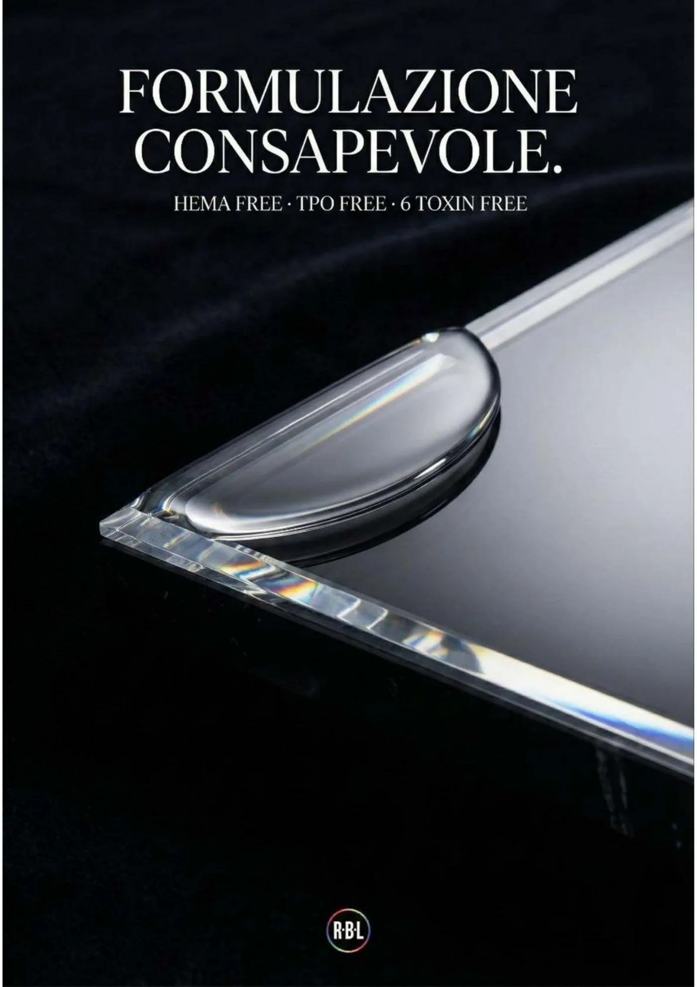 Pagina manifesto Formulazione consapevole con macro di una tip trasparente su fondo nero.