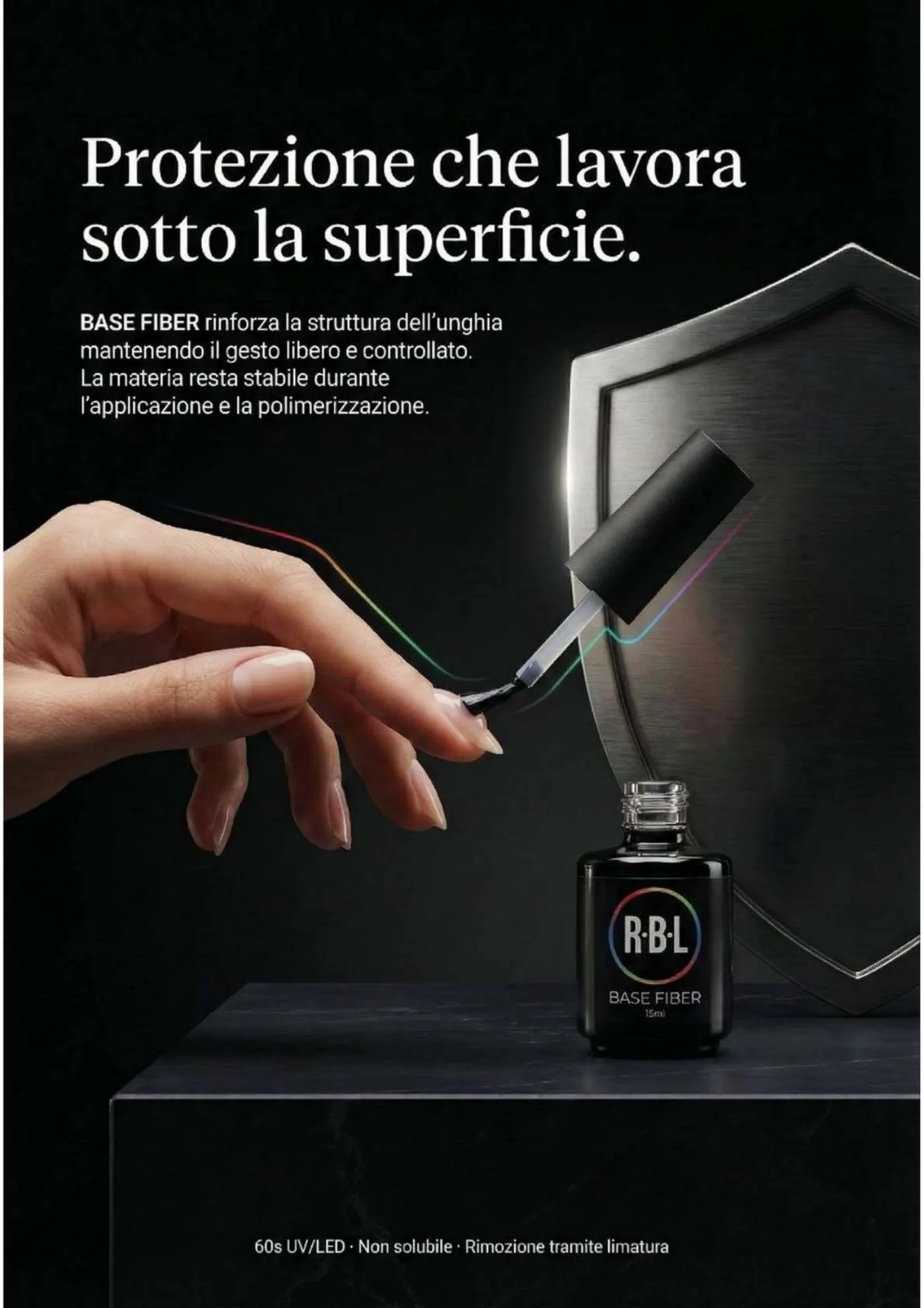 Pagina Base Fiber con mano, pennello applicatore e prodotto su piedistallo nero.