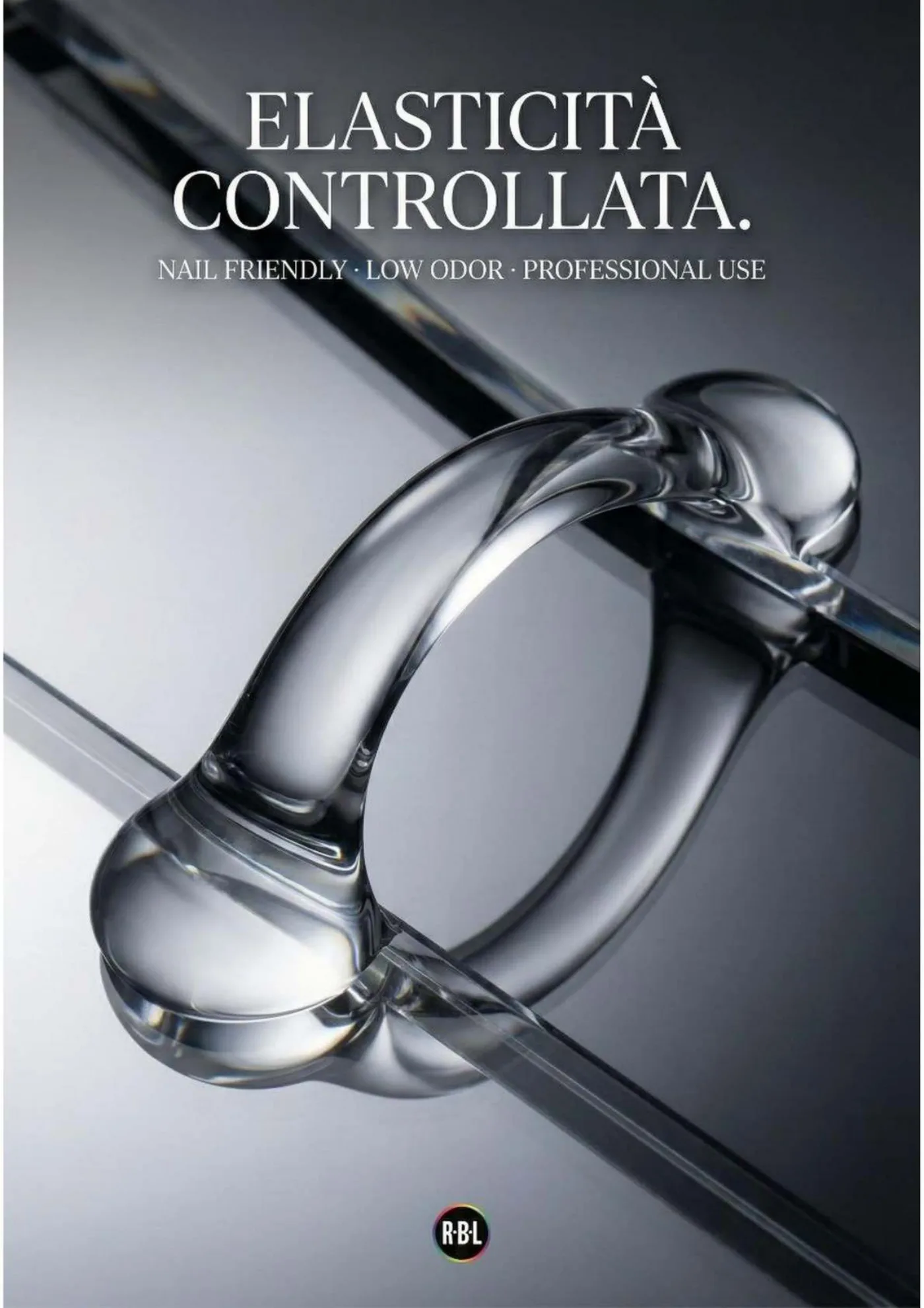 Pagina 16. Pagina materica con titolo «Elasticità controllata» e volumi trasparenti riflettenti.