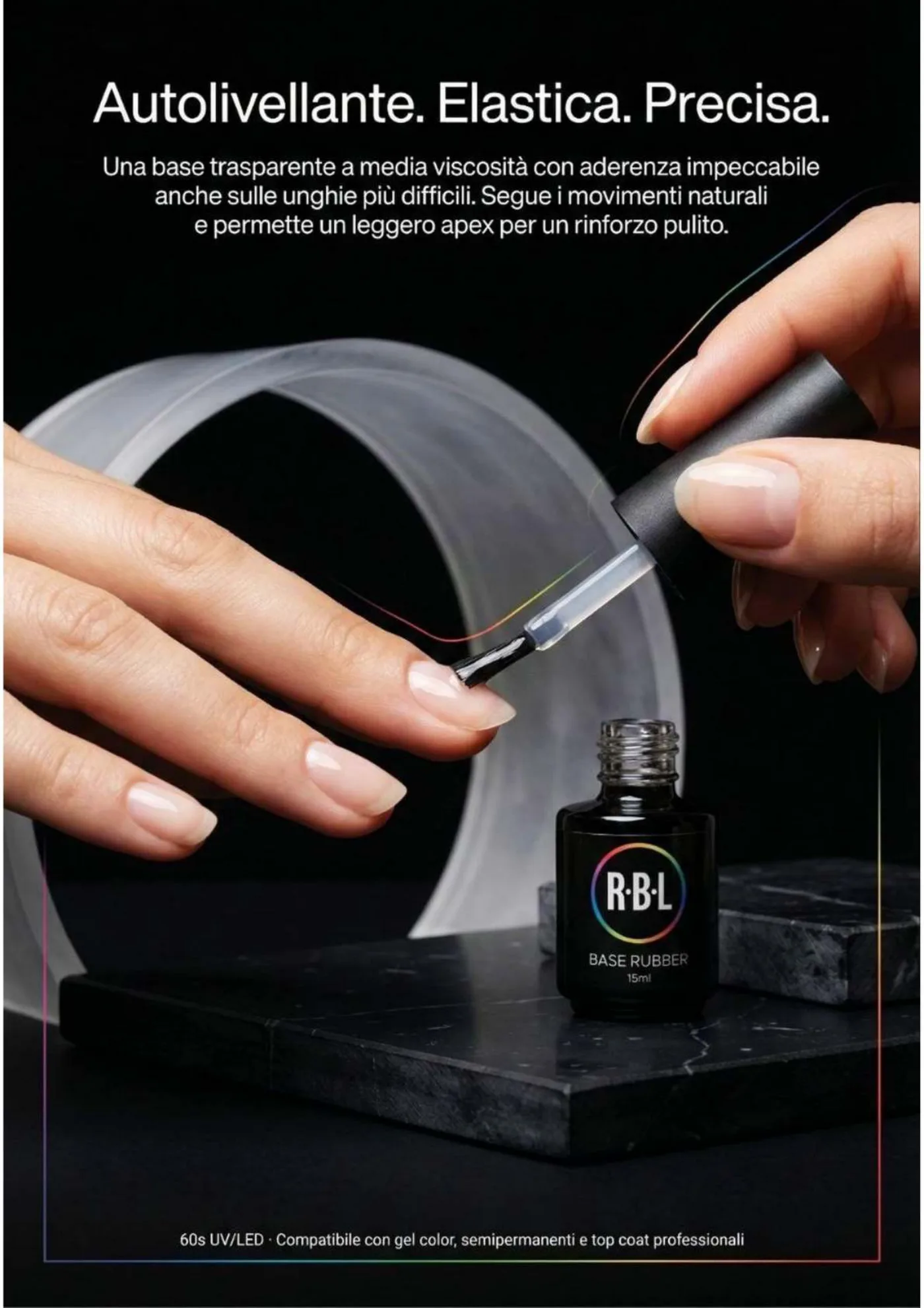 Pagina 18. Pagina Base Rubber dedicata al gesto di applicazione: manicure, pennello e flacone condividono la scena.