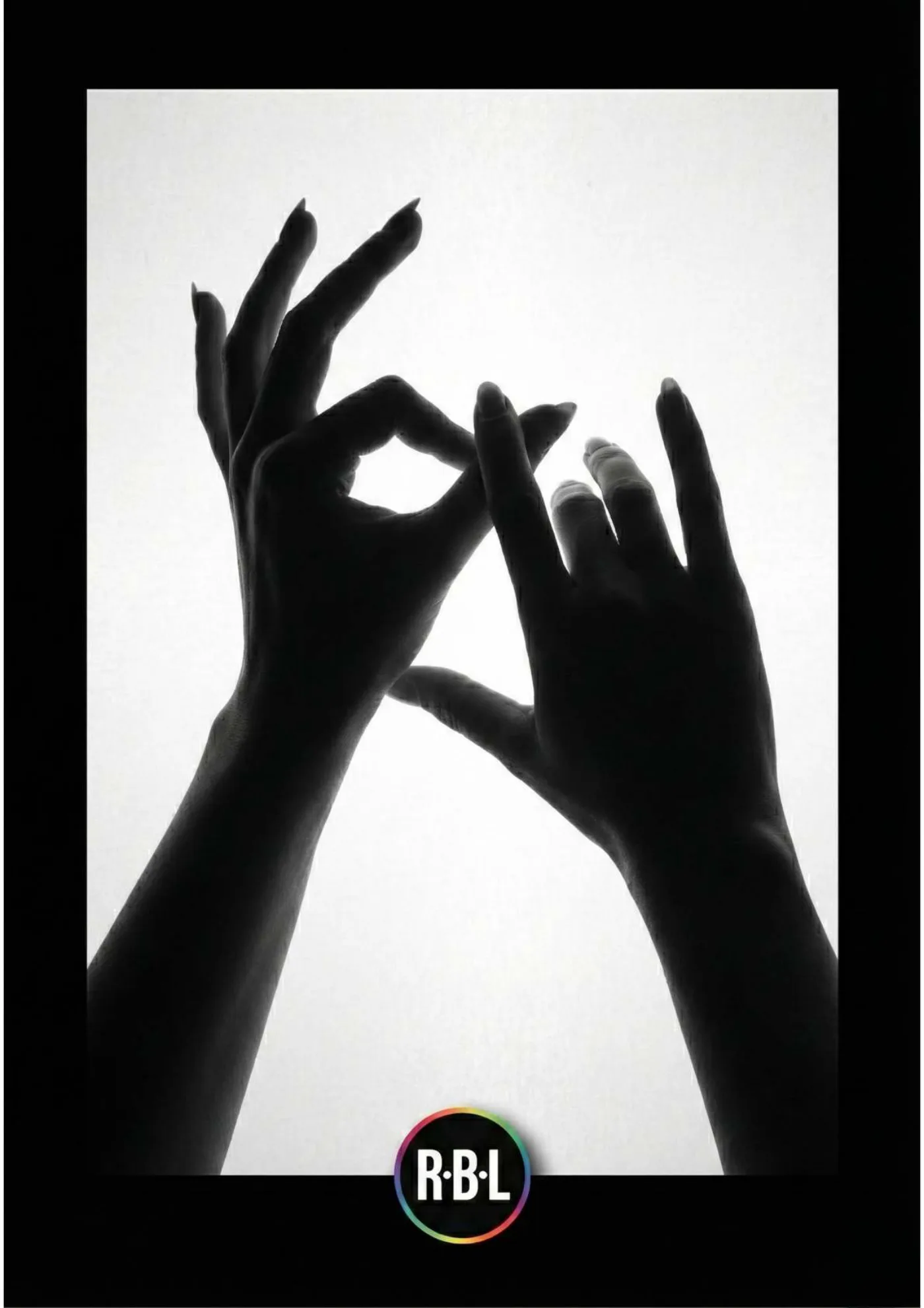 Pagina 25. Pagina fotografica con silhouette di due mani e logo R·B·L su fondo bianco.