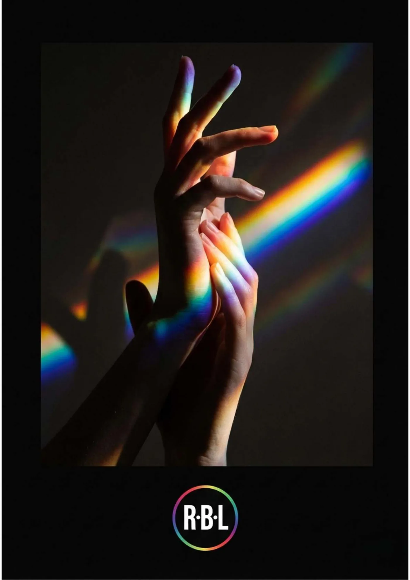 Pagina 33. Pagina fotografica di transizione: una mano è attraversata da riflessi colorati su fondo scuro.