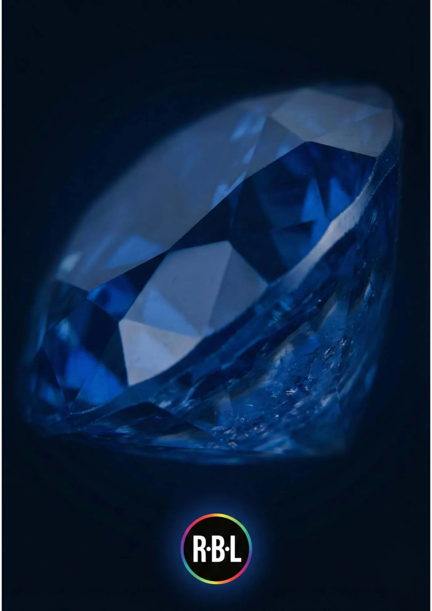 Pagina 40. Pagina di transizione al colore: una gemma blu sfaccettata su fondo molto scuro.