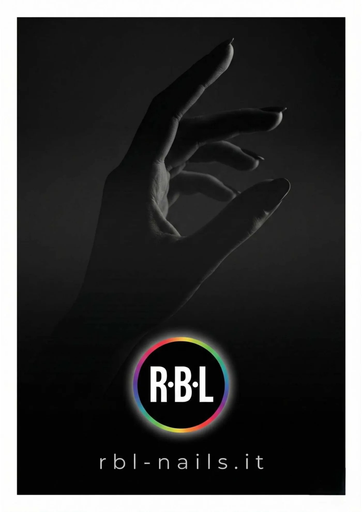 Quarta di copertina R·B·L Nails con mano in ombra, logo circolare e indirizzo web.