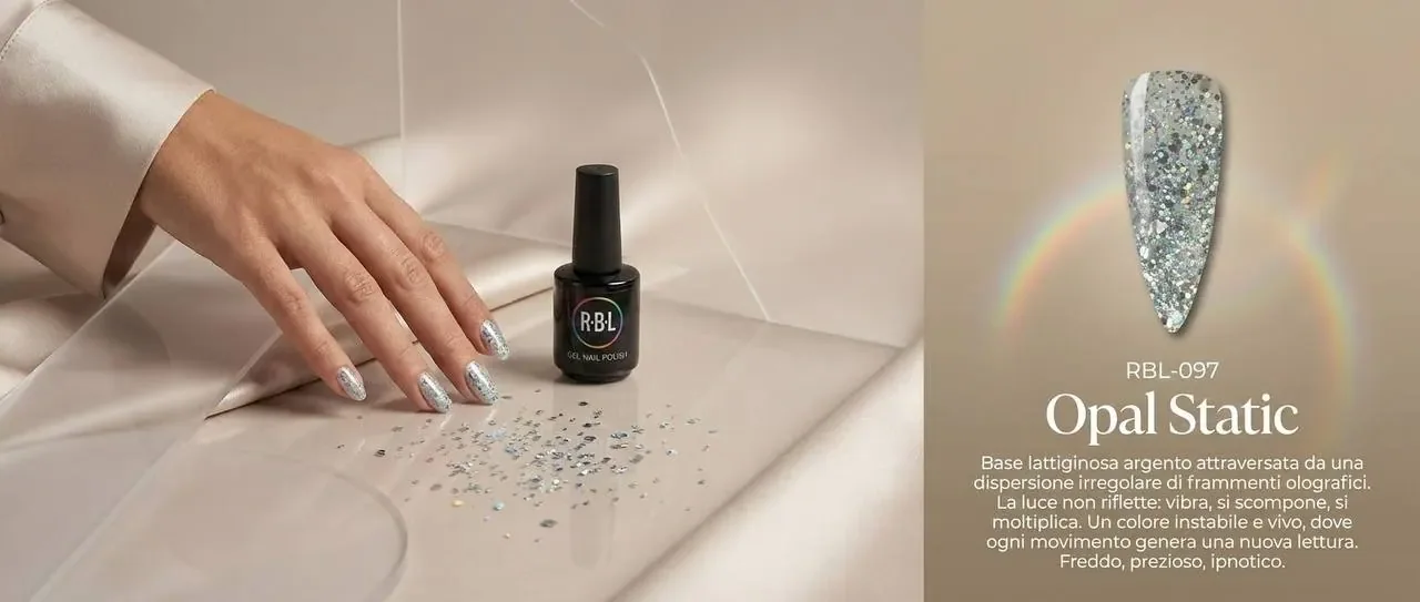 Artwork Opal Static: manicure con frammenti olografici, flacone R·B·L e campione argento.