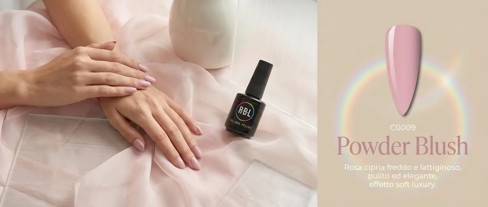 Artwork Powder Blush: manicure rosa cipria, flacone R·B·L, campione e descrizione della tonalità.
