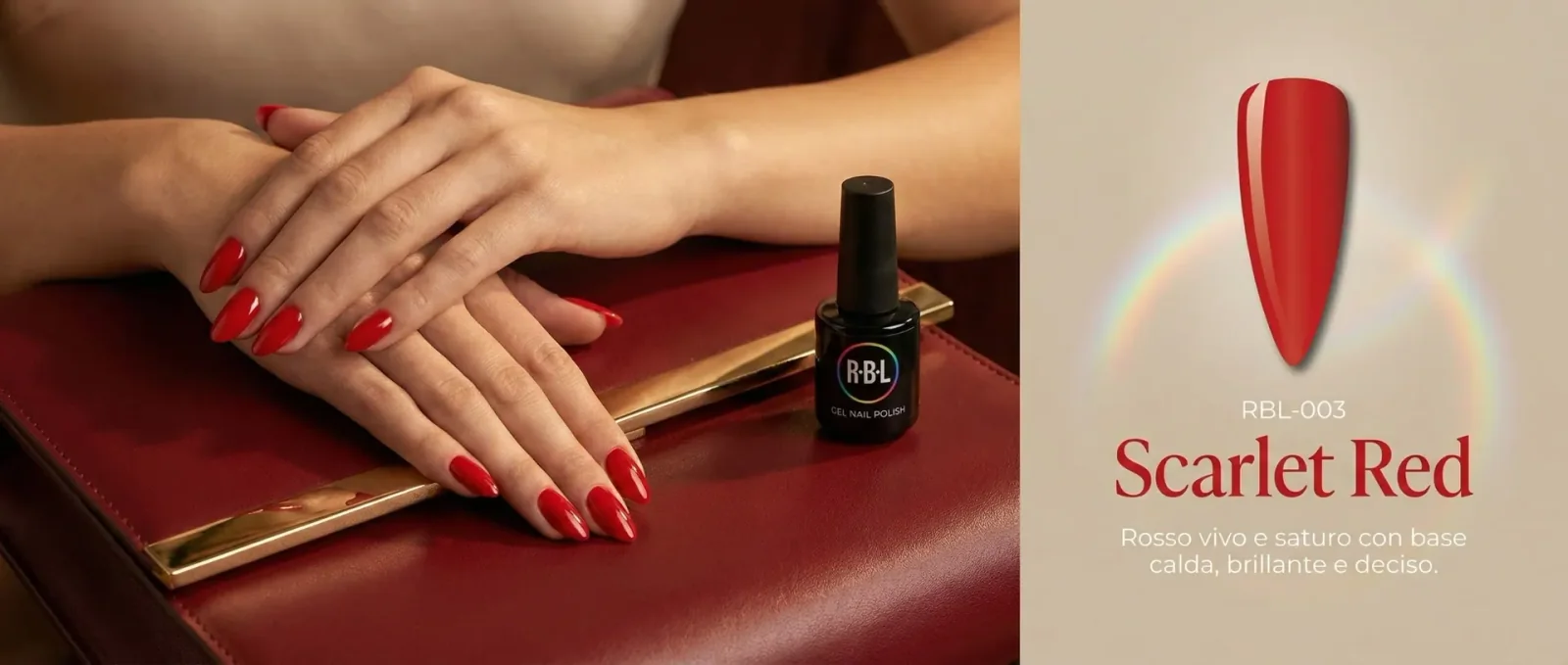 Artwork Scarlet Red: manicure rossa, flacone R·B·L, campione cromatico e nome della tonalità.