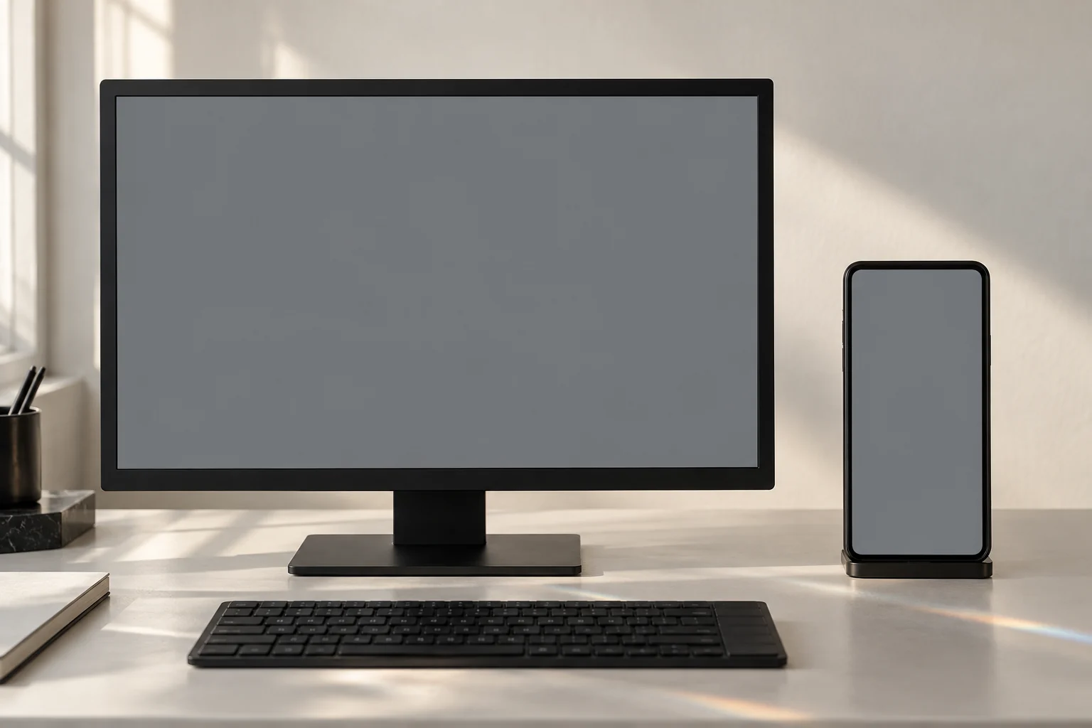 Scena editoriale AI: monitor e telefono su un tavolo di revisione, con schermate originali RBL sovrapposte