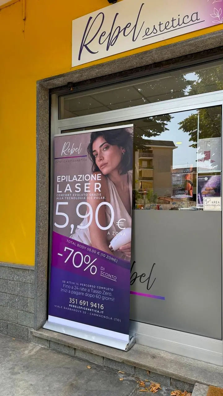 Roll-up Rebel installato davanti al centro