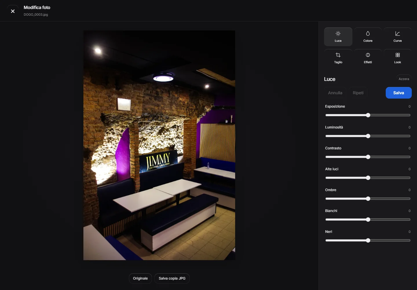 Schermata reale dell’editor FRAME con fotografia e strumenti di regolazione della luce.