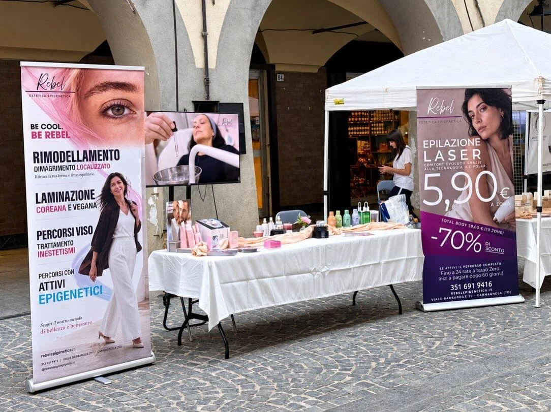 Allestimento reale Rebel con materiali di comunicazione e video