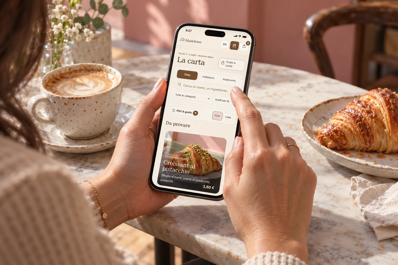 Il menu MADELEINE utilizzato sul telefono durante una colazione
