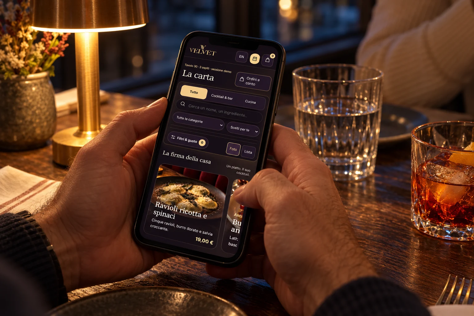Il menu VELVET consultato al tavolo di un ristorante